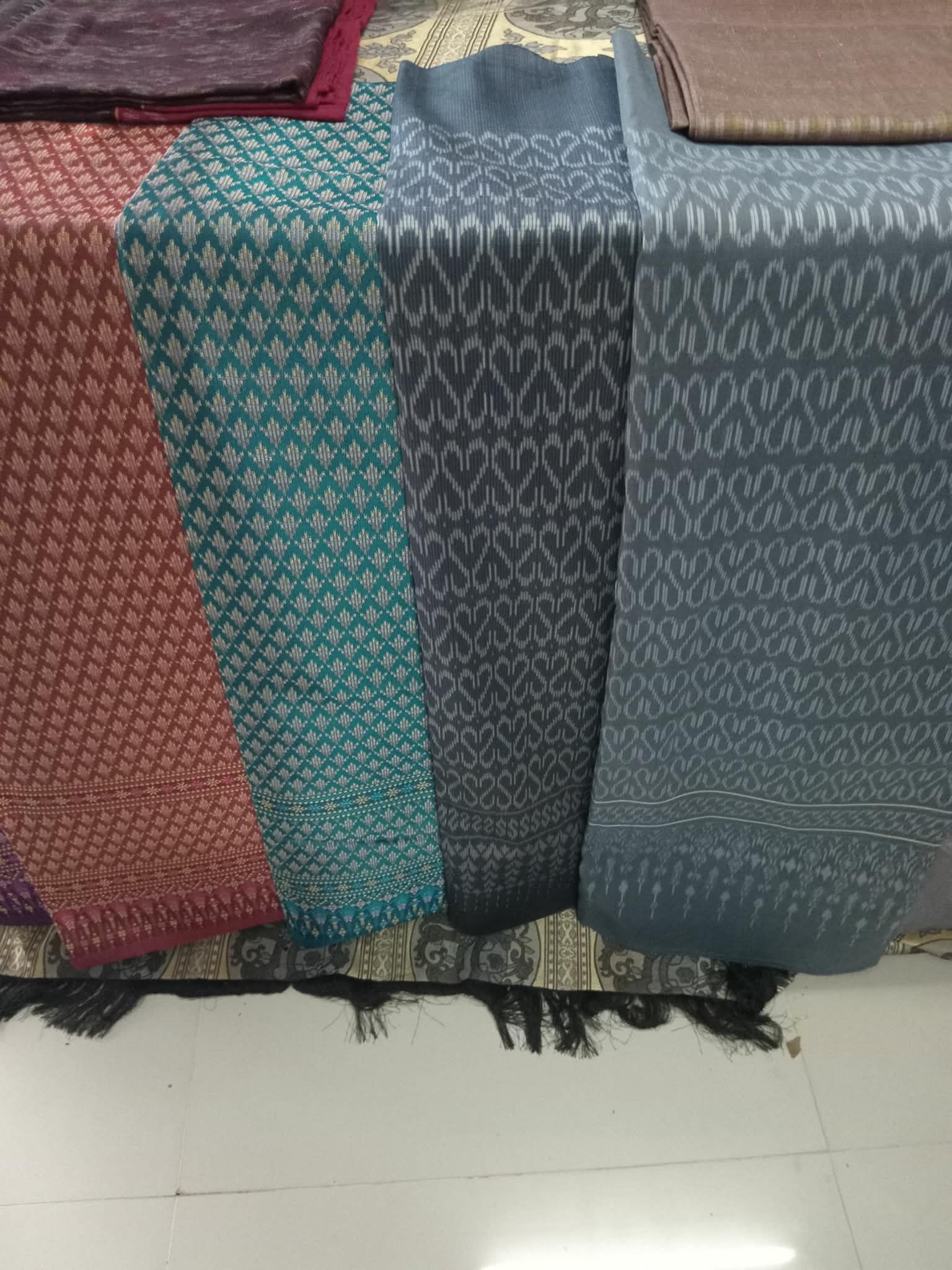 สีเทอร์ควอยซ์ สีแดงไวน์ และโทนเข้ม