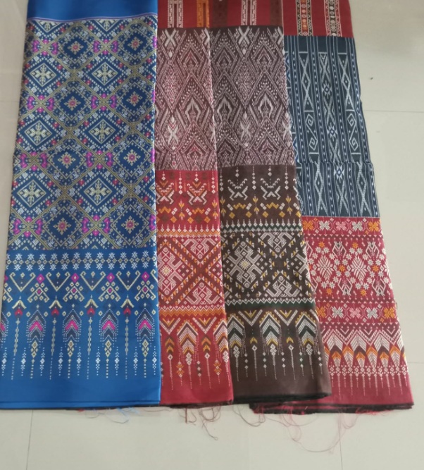 ผ้าหลายสี ทั้งสีน้ำเงิน สีแดง และสีเขียว พร้อมลวดลายต่างกัน