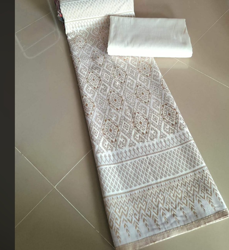 ผ้าสีอ่อนพร้อมลายทอเรียบละเอียด