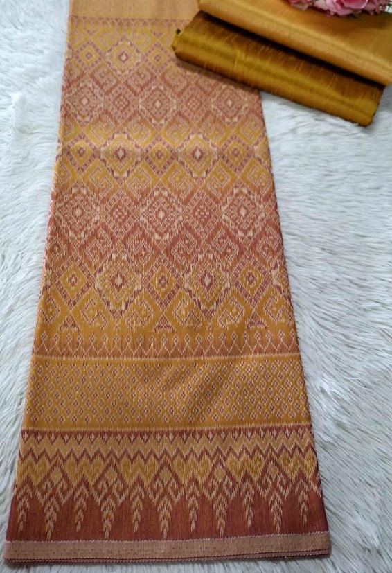 ผ้าสีเบจโทนอุ่น ลวดลายสีทอง