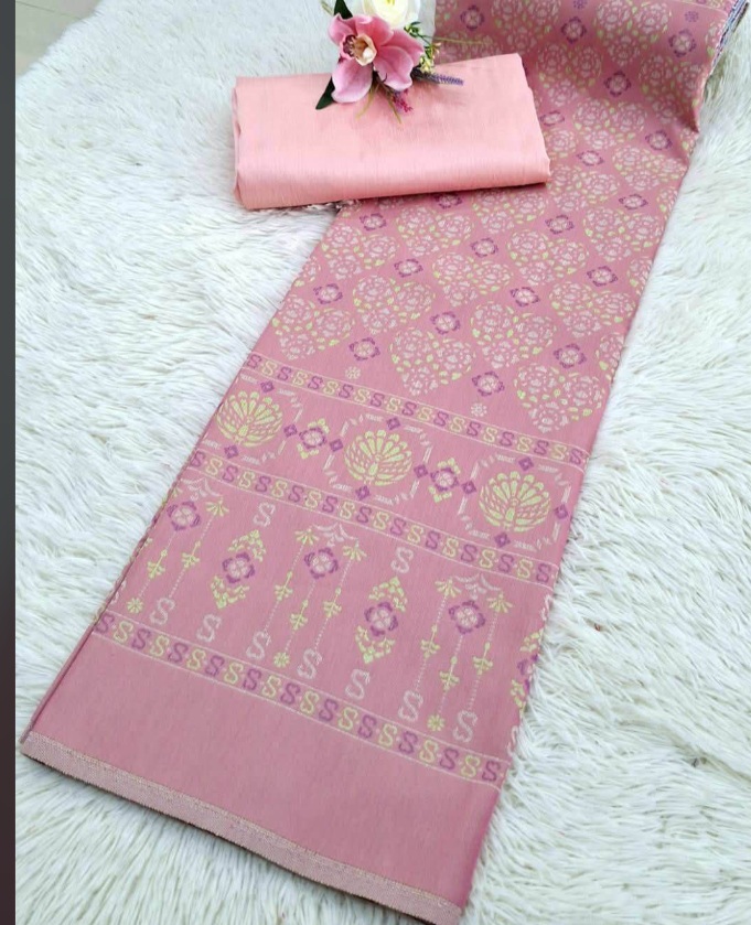 ผ้าสีชมพูพร้อมลวดลายทอตกแต่ง