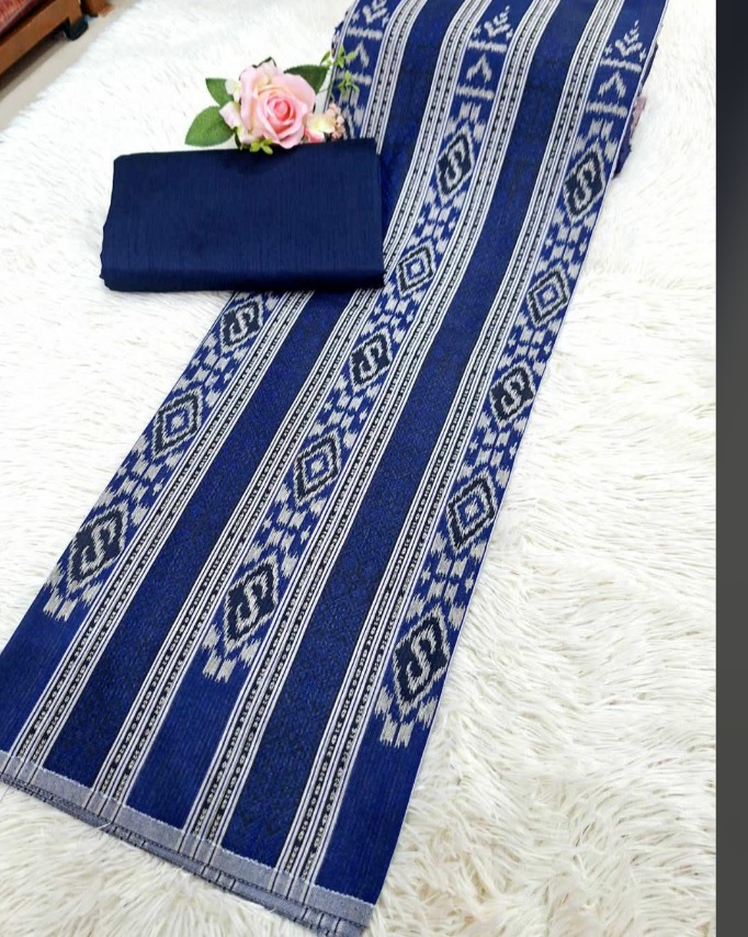 ผ้าสีน้ำเงินลวดลายตัดกันและมีแถบขอบ