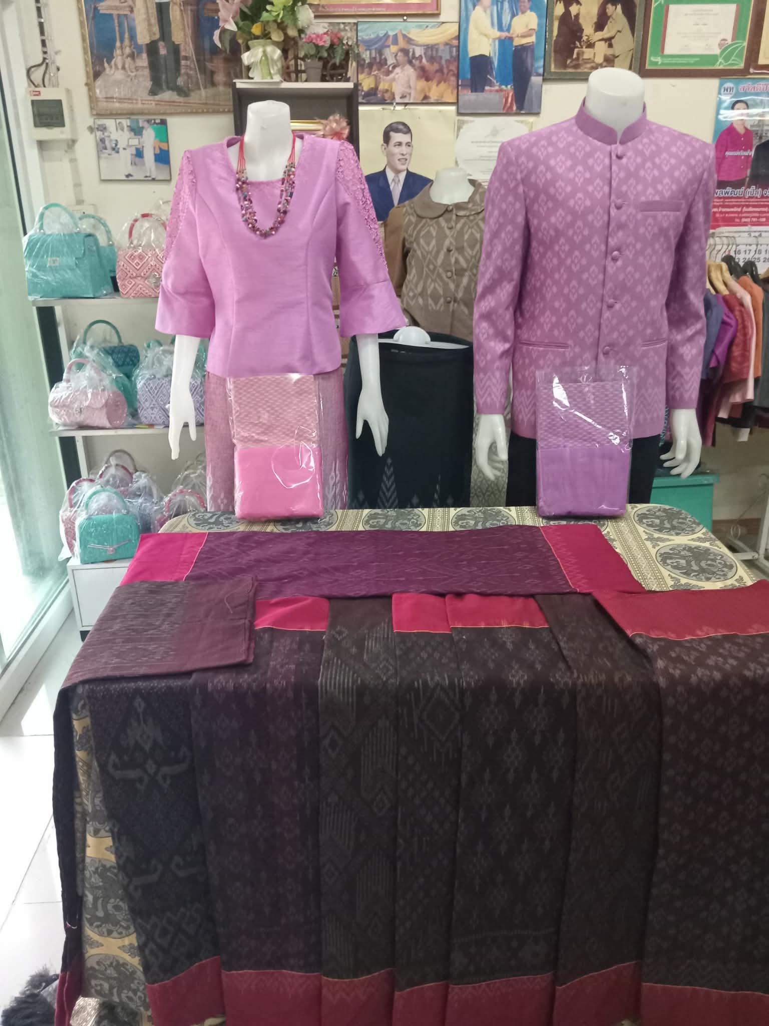 ผ้าและเสื้อผ้าในร้านงานฝีมือจากอีสาน