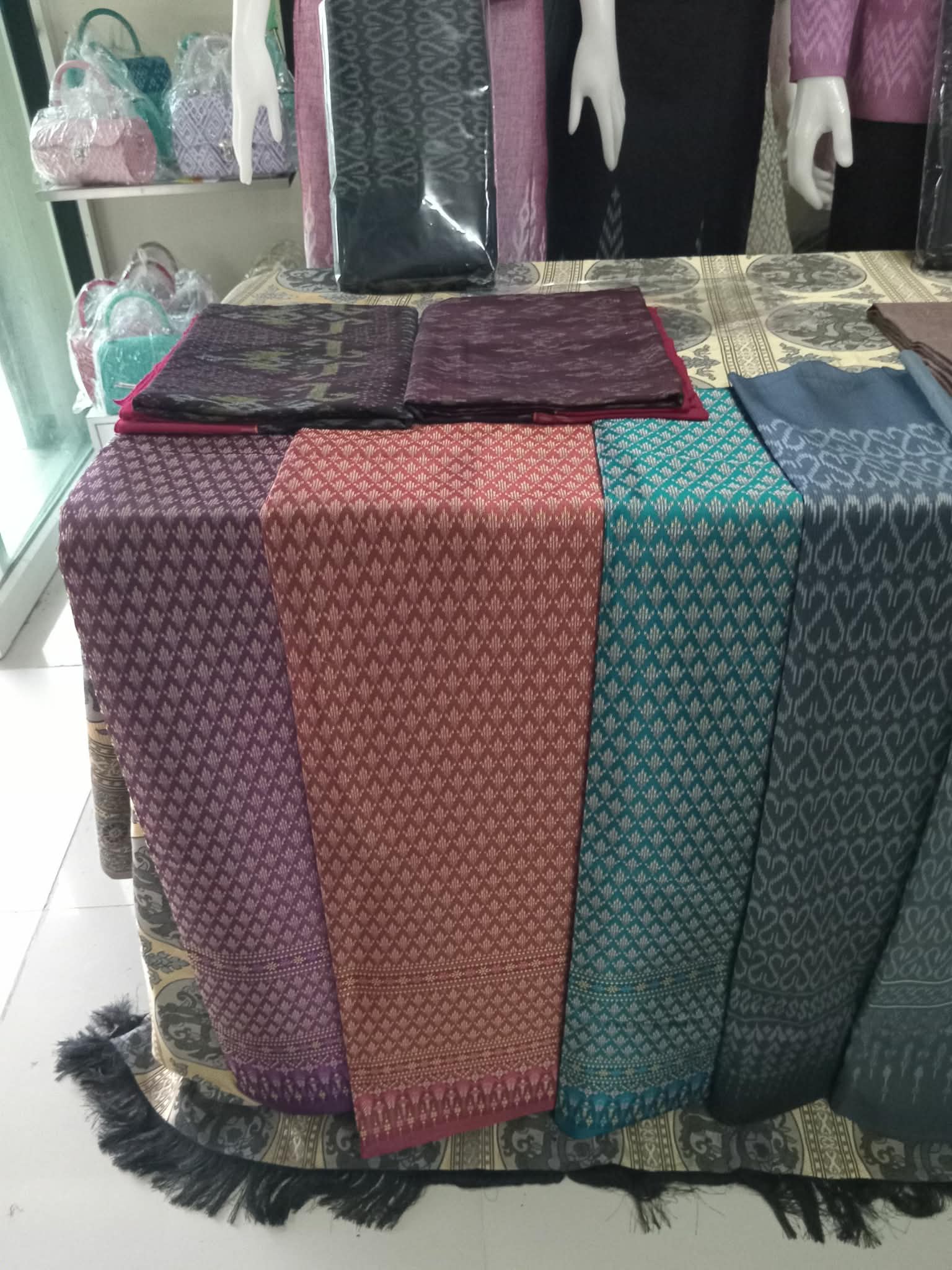 ผ้าลวดลายจากอีสาน